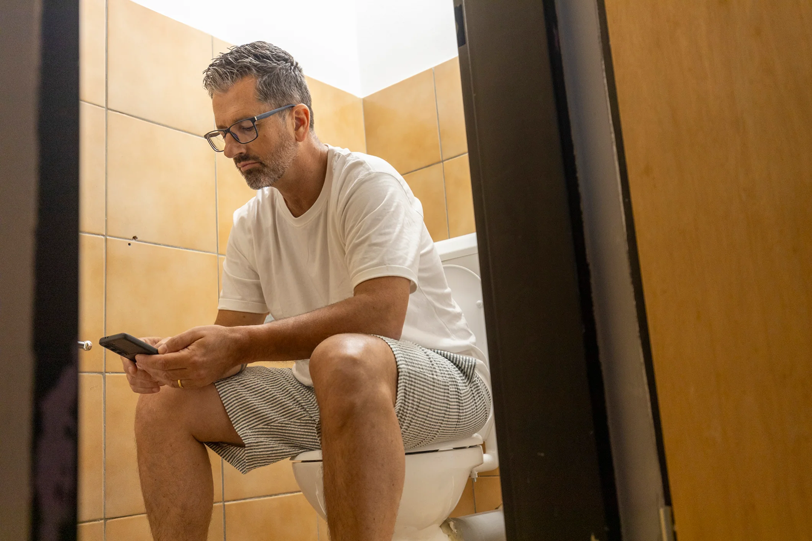 Scrolling in the Toilet? Your Phone Might Be Causing Piles & Fissure